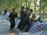 湖北老觀湖大堤突然決口 戰(zhàn)士緊急搶救