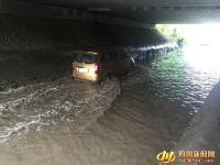 成都隧道積水 “撈牌哥”2天撈20多副車牌