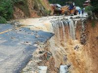 廣西遭遇特大暴雨 河水暴漲致山體滑坡