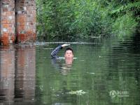 南寧村莊被雨水浸泡 村民在水中吃住 