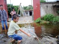 南寧村莊被雨水浸泡 村民在水中吃住 