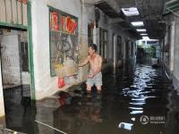 南寧村莊被雨水浸泡 村民在水中吃住 