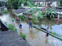 南寧村莊被雨水浸泡 村民在水中吃住 