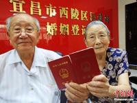 湖北宜昌93歲爺爺攜92歲奶奶補辦結(jié)婚證