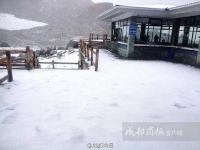 成都酷暑 相距270公里的達古冰山迎2016年初雪