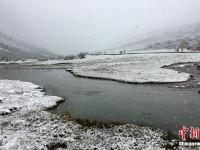 四川稻城亞丁九月飄雪銀裝素裹