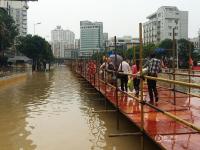 臺風(fēng)“鲇魚”侵襲福州 街頭搭起臨時人行道