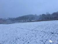 北京首場雪降落延慶海坨山 呈“海坨戴雪”景觀