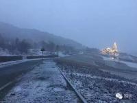 北京首場雪降落延慶海坨山 呈“海坨戴雪”景觀