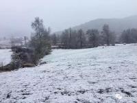 北京首場雪降落延慶海坨山 呈“海坨戴雪”景觀