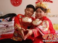 走米袋、跨火盆、拜天地 陜北傳統(tǒng)婚禮好熱鬧！ 