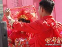 走米袋、跨火盆、拜天地 陜北傳統(tǒng)婚禮好熱鬧！ 