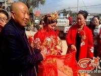 走米袋、跨火盆、拜天地 陜北傳統(tǒng)婚禮好熱鬧！ 