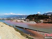 四川涼山一河流現(xiàn)“陰陽河”景觀