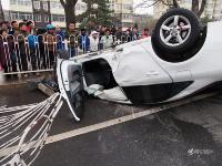 北京一輛黑龍江籍奧迪車被出租車撞翻