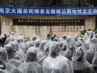 南京大屠殺公祭日 市民雨中肅立車輛停駛