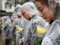 南京大屠殺公祭日 市民雨中肅立車輛停駛