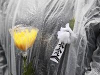 南京大屠殺公祭日 市民雨中肅立車輛停駛