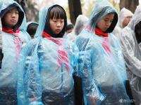 南京大屠殺公祭日 市民雨中肅立車輛停駛