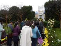 南京大屠殺公祭日 市民雨中肅立車輛停駛