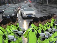 南京大屠殺公祭日 市民雨中肅立車輛停駛