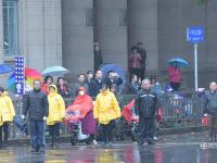 南京大屠殺公祭日 市民雨中肅立車輛停駛