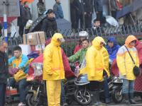 南京大屠殺公祭日 市民雨中肅立車輛停駛