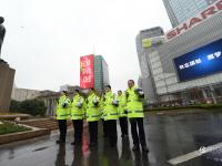 南京大屠殺公祭日 市民雨中肅立車輛停駛