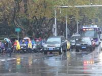 南京大屠殺公祭日 市民雨中肅立車輛停駛