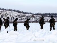 邊防官兵極寒天氣巡查界江 防止游客迷失