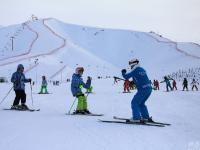 新疆阿勒泰學生上滑雪體育課 免費教學