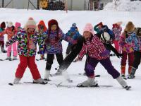 新疆阿勒泰學生上滑雪體育課 免費教學