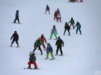 新疆阿勒泰學生上滑雪體育課 免費教學