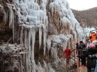 河北保定龍居冰瀑 吸引大量游客前來賞冰