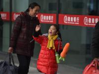 合肥火車站送別一幕幕 場面讓人心碎