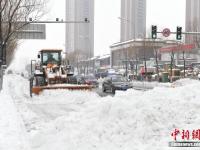 遼寧迎今年以來(lái)最強(qiáng)降雪 鏟車(chē)出動(dòng)清雪