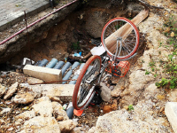 深圳共享單車遭石頭“活埋”