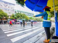 雨中風景線：堅守崗位的勞動者