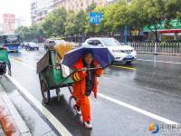 雨中風(fēng)景線：堅守崗位的勞動者