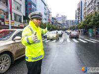 雨中風景線：堅守崗位的勞動者