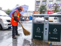 雨中風(fēng)景線：堅守崗位的勞動者