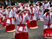 南京孩童著漢服行古禮拜師傳孝道