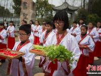 南京孩童著漢服行古禮拜師傳孝道