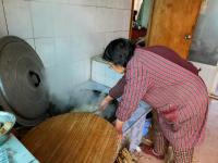 七旬母親伺候植物人兒子九年 盼現(xiàn)奇跡