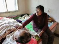七旬母親伺候植物人兒子九年 盼現(xiàn)奇跡