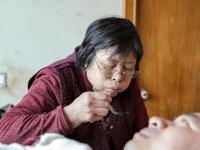 七旬母親伺候植物人兒子九年 盼現(xiàn)奇跡