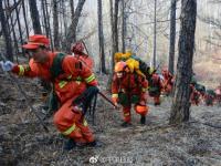 大興安嶺大火過后 消防隊(duì)員睡在地上