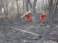 大興安嶺大火過后 消防隊(duì)員睡在地上