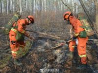 大興安嶺大火過后 消防隊(duì)員睡在地上