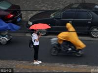 北京迎明顯降雨天氣 民眾帶雨具出行